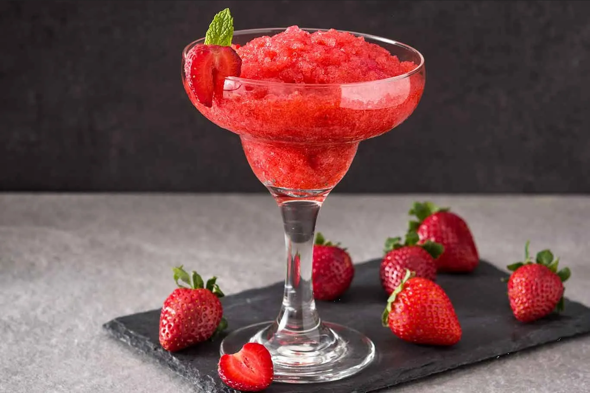 ¿Cóctel con mezcal? Prepara una Margarita de fresa para el 15 de septiembre