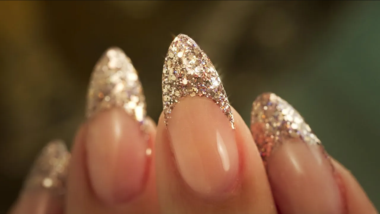 ¿Quieres rejuvenecer tus manos? Estos diseños de uñas french con glitter amarás