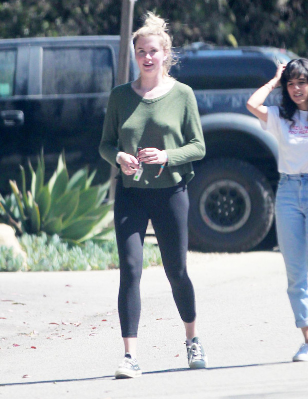 ireland-baldwin-out-and-about-in-malibu-08-19-2018-7