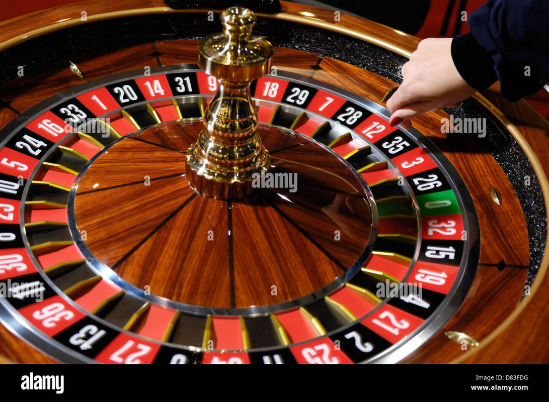 tourner la roue de roulette de casino et jeux de hasard casino concept d83fdg — Postimages