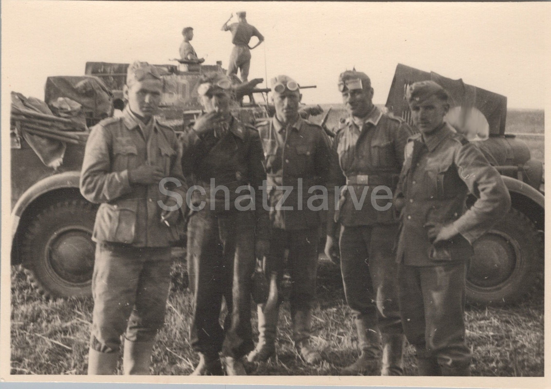 Foto 7 Panzer Div Panzerkommandant mit Kameraden Marschpause