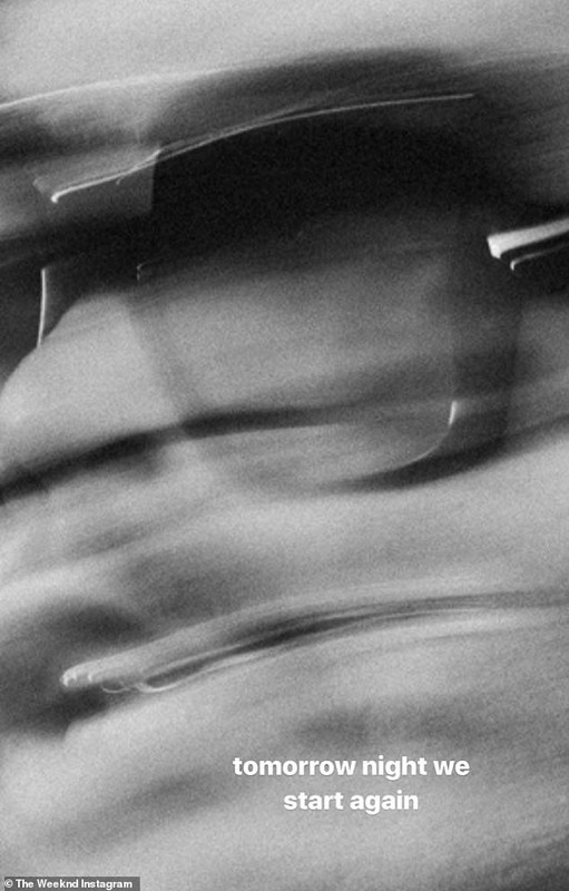 The Weeknd juga mengunggah foto hitam putih yang sama dengan tulisan “besok malam kita mulai lagi” pada Instagram Storynya.