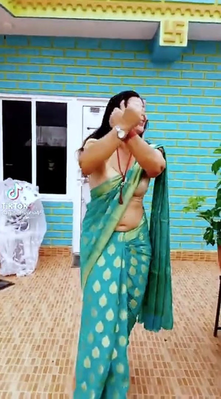 [Image: Nepali-Aunty-Sexy-big-navel-in-green-sar...02-138.jpg]