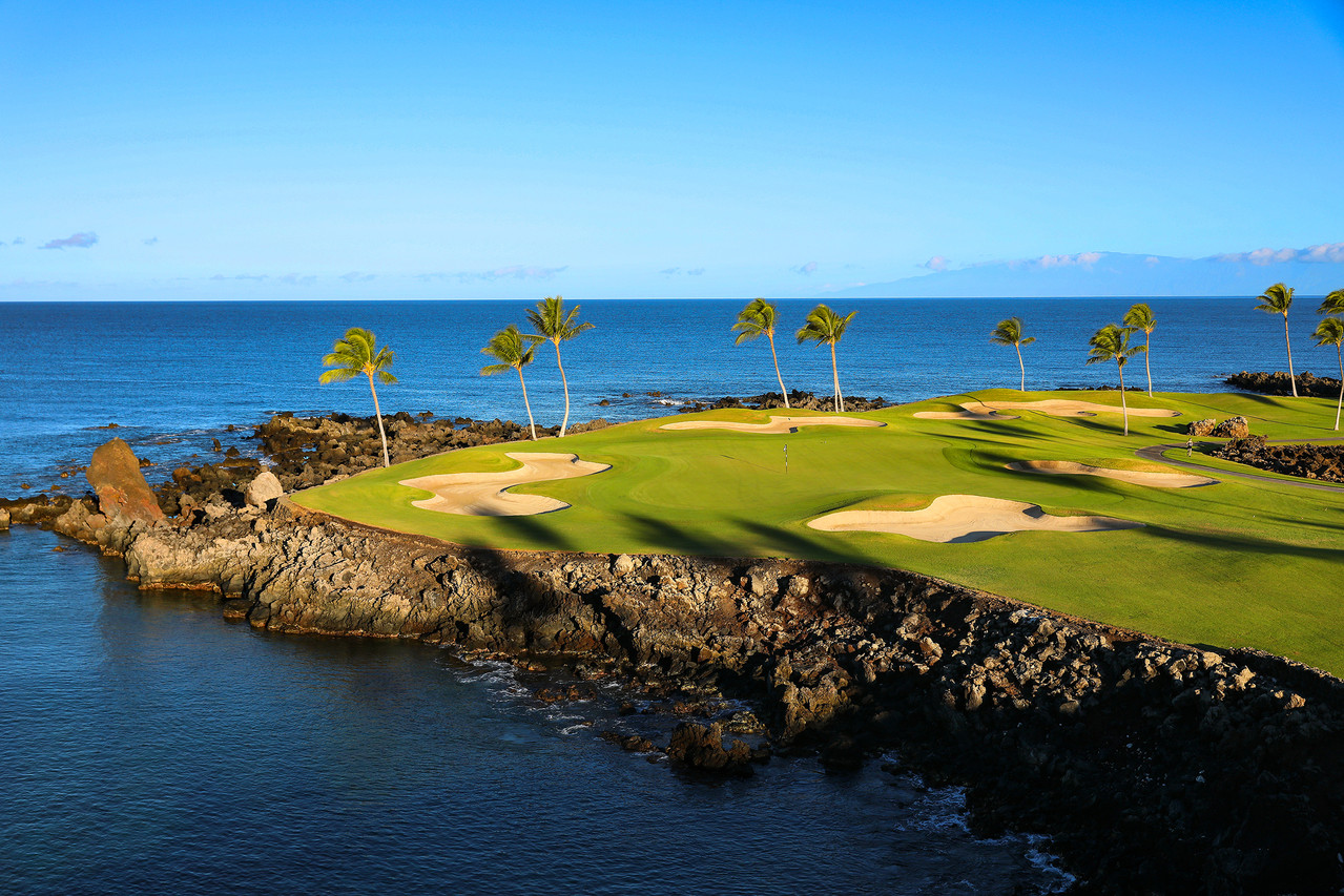 The par-3 fifteenth hole at Mauna Lani South Course, with the Pacific Ocean beyond
