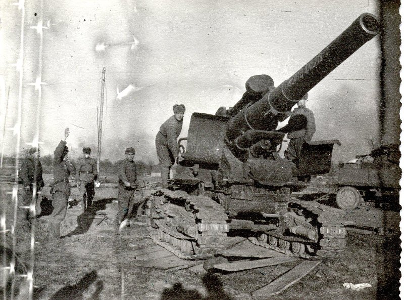 Второе орудие 4-й батареи ведёт огонь бетонобойными снарядами по форту № 6. Восточная Пруссия 1945