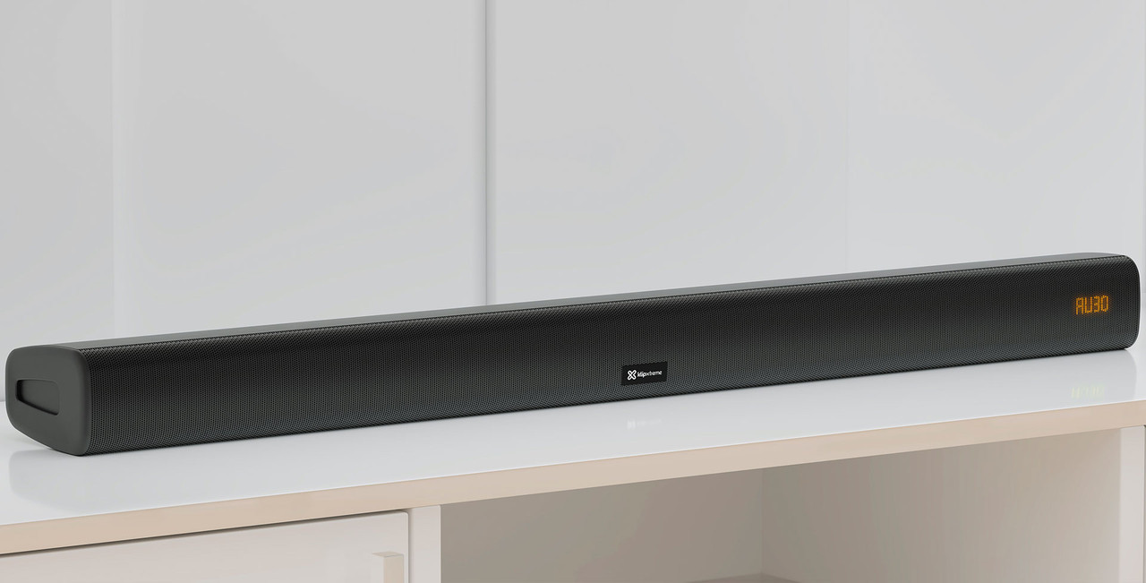 Barra de sonido Klip Xtreme Tunebar en una sala de estar, mejorando el audio del televisor.