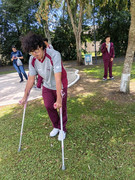Caio utilizando muletas