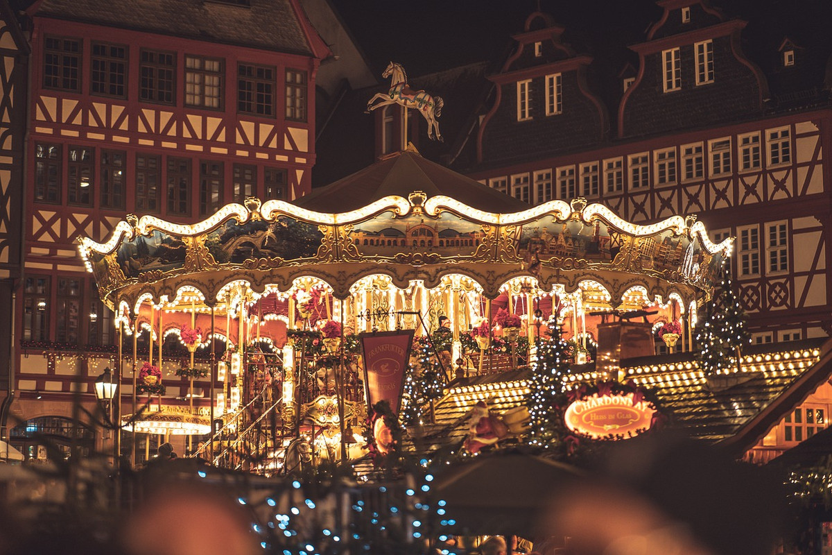gold-christmas-market-4705885-1280.jpg