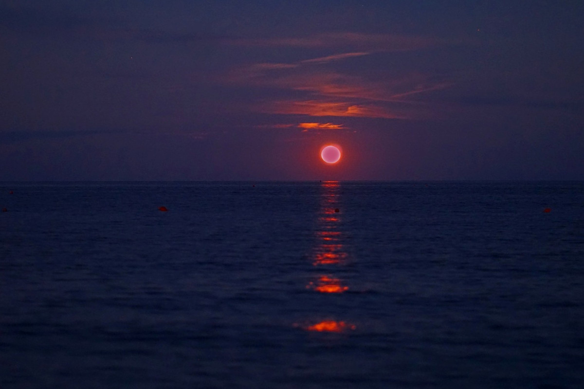 La luna che nasce dal mare (cercasi foto..) JuzaPhoto La luna che nasce dal mare (cercasi foto..) JuzaPhoto