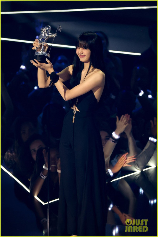 blackpink-lisa-wins-best-kpop-makes-history-vmas-01