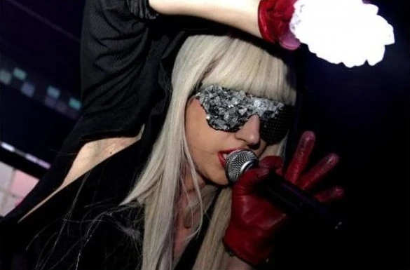 9-19-08-Performance-at-Mix-Club-in-Paris