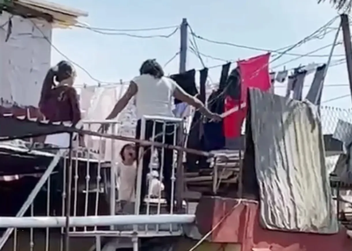 Mujer golpea a una niña con un palo por perder dinero, solo tiene 2 añitos