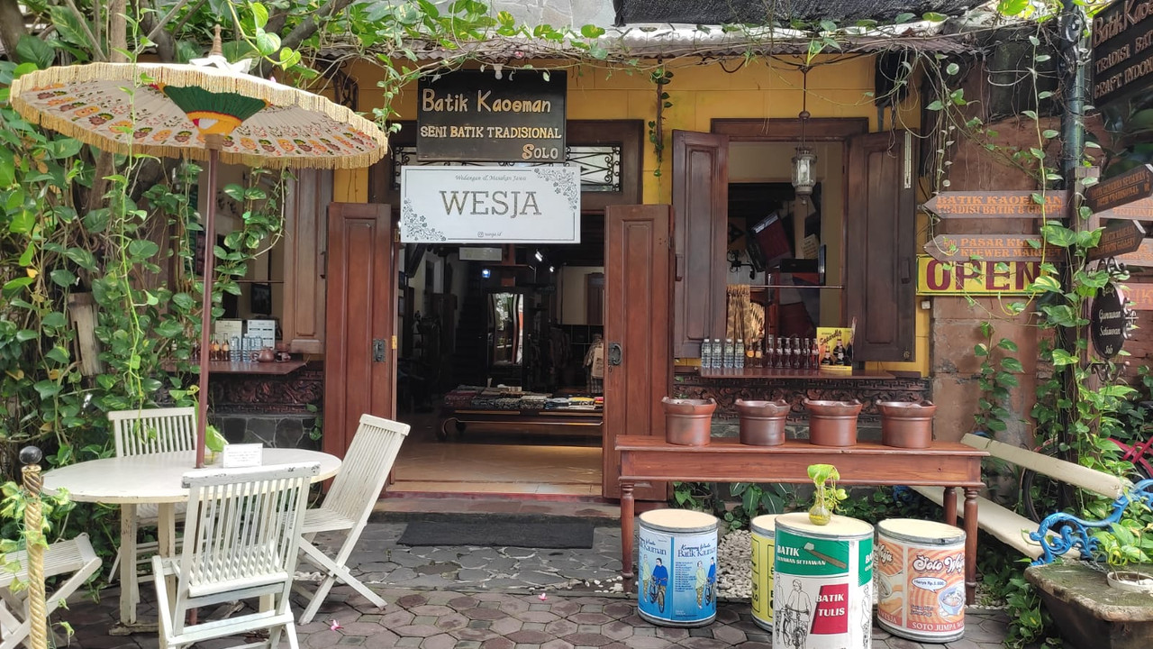 Kadai Wesja, tempat makan di kawasan Kampung Batik Kauman Solo yang menawarkan aneka masakan tradisional Jawa.