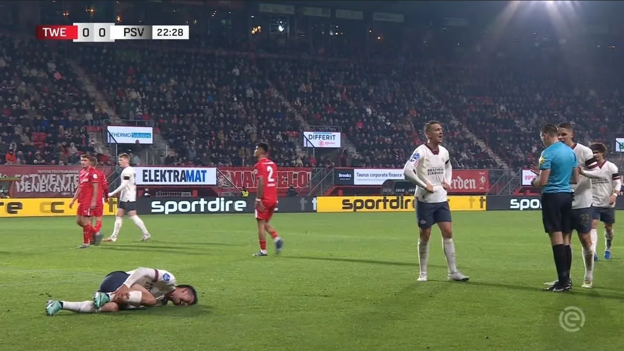 Video: Brutal entrada al 'Chucky' Lozano lo deja en tirado en el césped