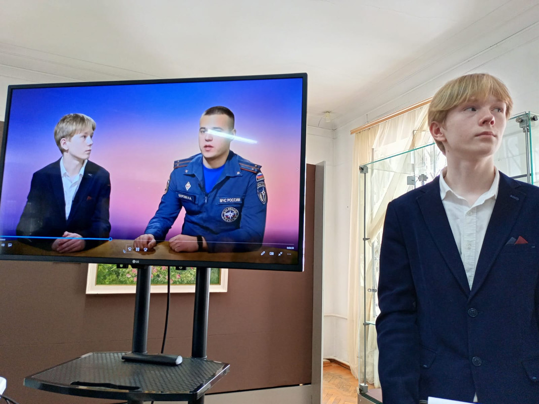 Владислав Екимов показывает свой видеофильм о брате-спасателе Станиславе