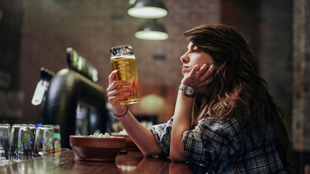 woman-drinking-beer-alone-at-the-bar-header-1024x575.jpg