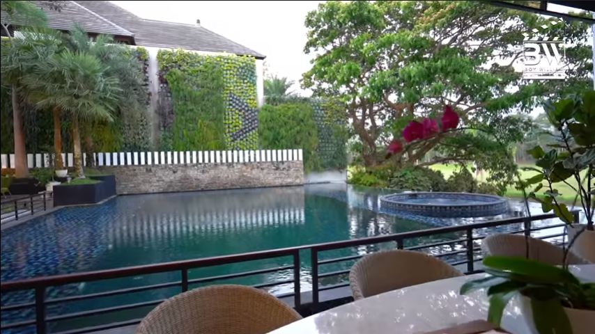 Kolam renang dan jacuzzi di rumah Momo Geisha