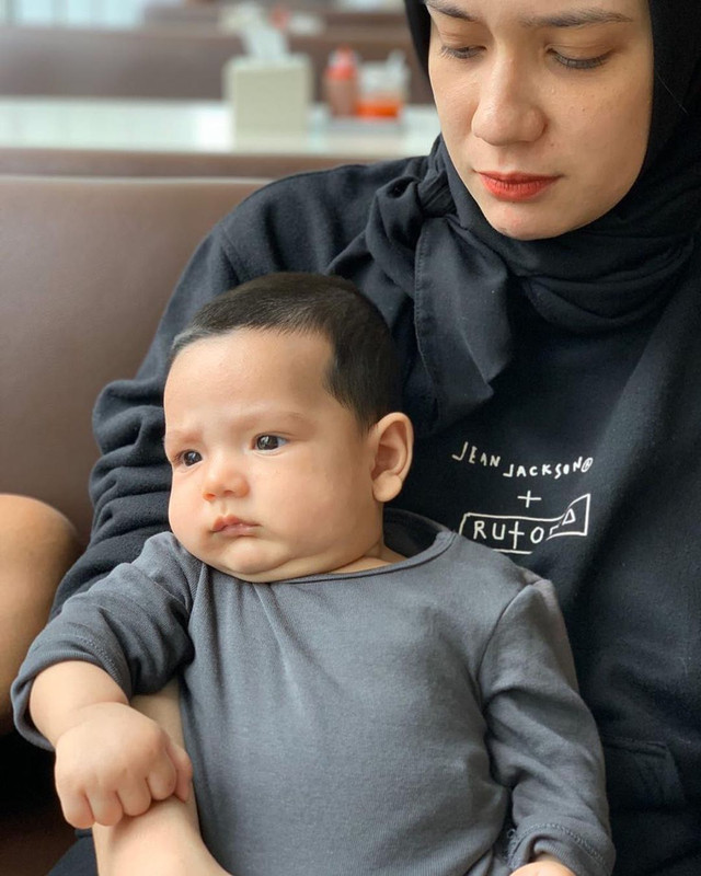 7 Artis ini jarang terlihat di layar kaca, pilih temani sang buah hati