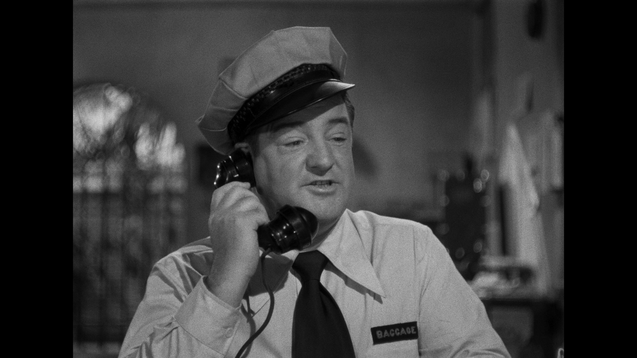 mpv-shot_Bud.Abbott.and.Lou.Costello.Meet.Frankenstein.1948.2160p.UHD.BDRemux.HDR.HEVC-Нечипорук_00_