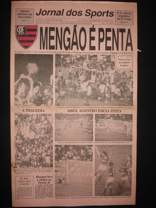 Júnior e time comemorando o título de 1992