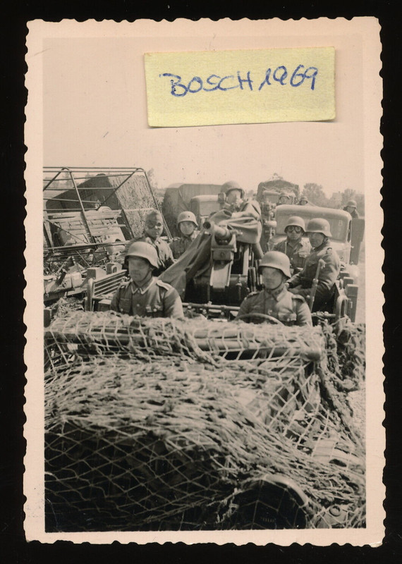 Foto - Fahrzeug evtl. Halbkette mit aufmontiertem Geschütz