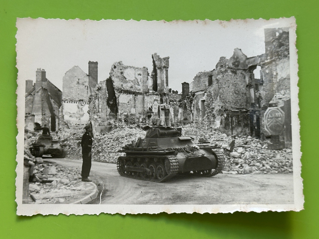 Foto, Panzer I in französischer Stadt, Ruinen