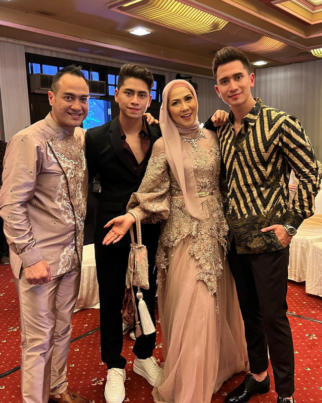 Verrell dan Athalla berfoto Venna Melinda dan Ferry Irawan dalam acara lamaran