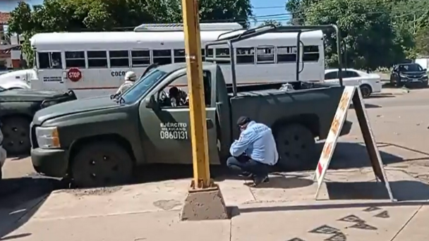 Reportan aparatoso accidente en Cajeme: Unidad del Ejército colisiona contra 2 vehículos