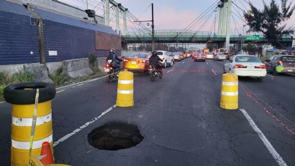 El Socavón en la calzada Ignacio Zaragoza provoca caos vehicular y retrasos