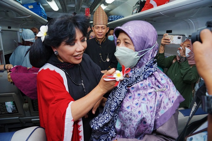 KAI menggandeng Anne Avantie saat menggelar peragaan busana bersama para front liner dengan tema “Merdeka Indonesiaku Wastra”.