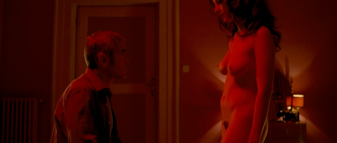 Violante.Placido_The.American.00_00_38_05.Still001