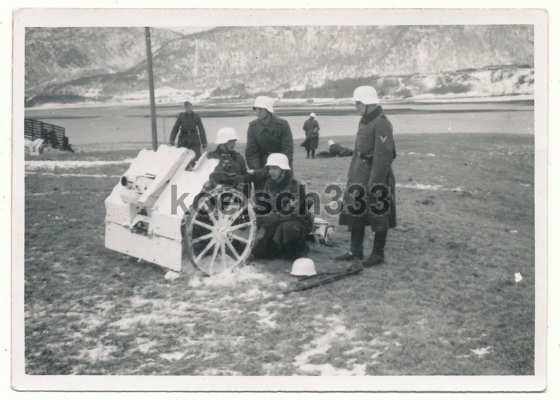 Foto Soldaten der Wehrmacht am Infanteriegeschütz IG 18 Stahlhelme Schneetarnung