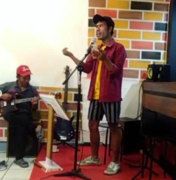 Udin Sedunia saat bernyanyi (Instagram Udin Sedunia)