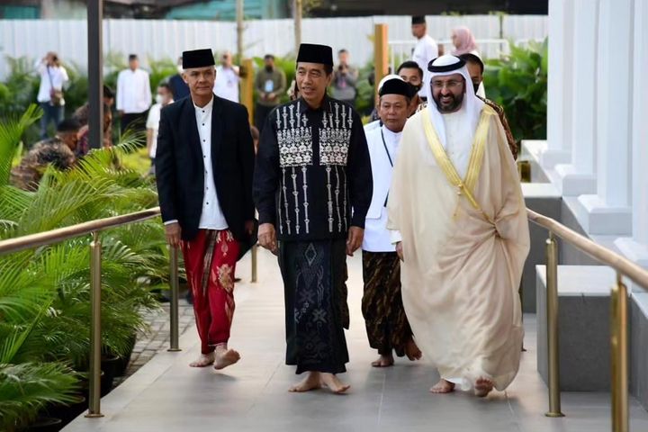 Momen Jokowi dan Ganjar Pranowo saat mengikuti shalat Idul Fitri di Masjid Sheikh Zayed Solo pada Sabtu (22/4/2023).