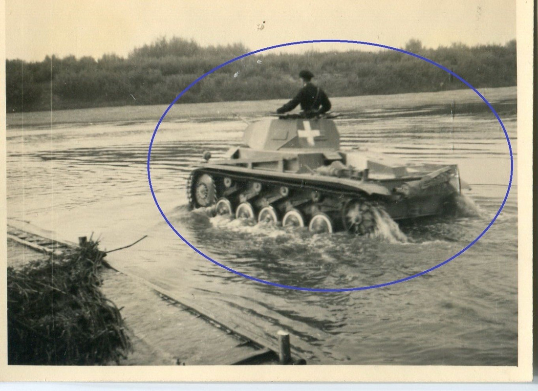 FOTO WW II Deutscher Panzer 2 überquert Fluss