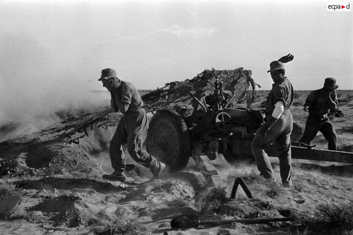 Une pièce Pak 36 (r) de 76,2 mm d'origine soviétique en action.6