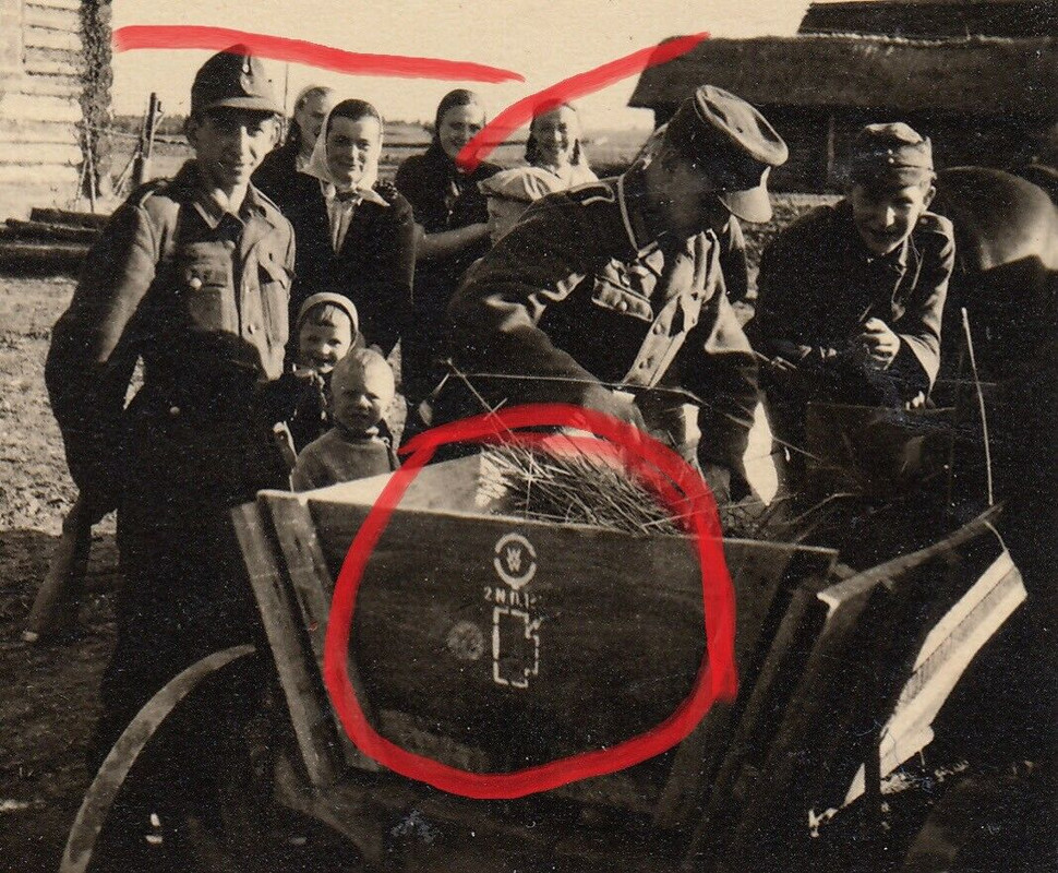 Foto WH Nachrichten Abteilung 183 Wappen Wagen Bevölkerung Rußland 1944
