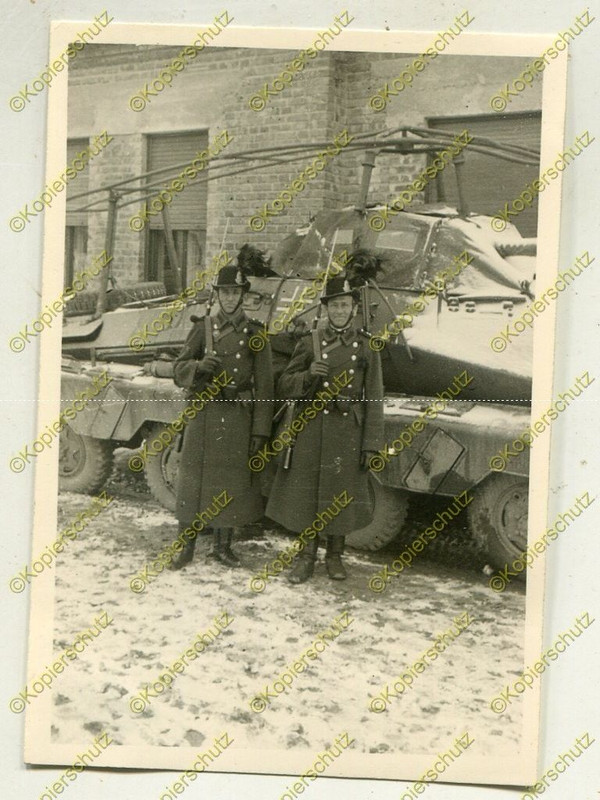 Foto, ungarische Polizei bewacht 8 Rad Panzerspähwagen, Kroatien