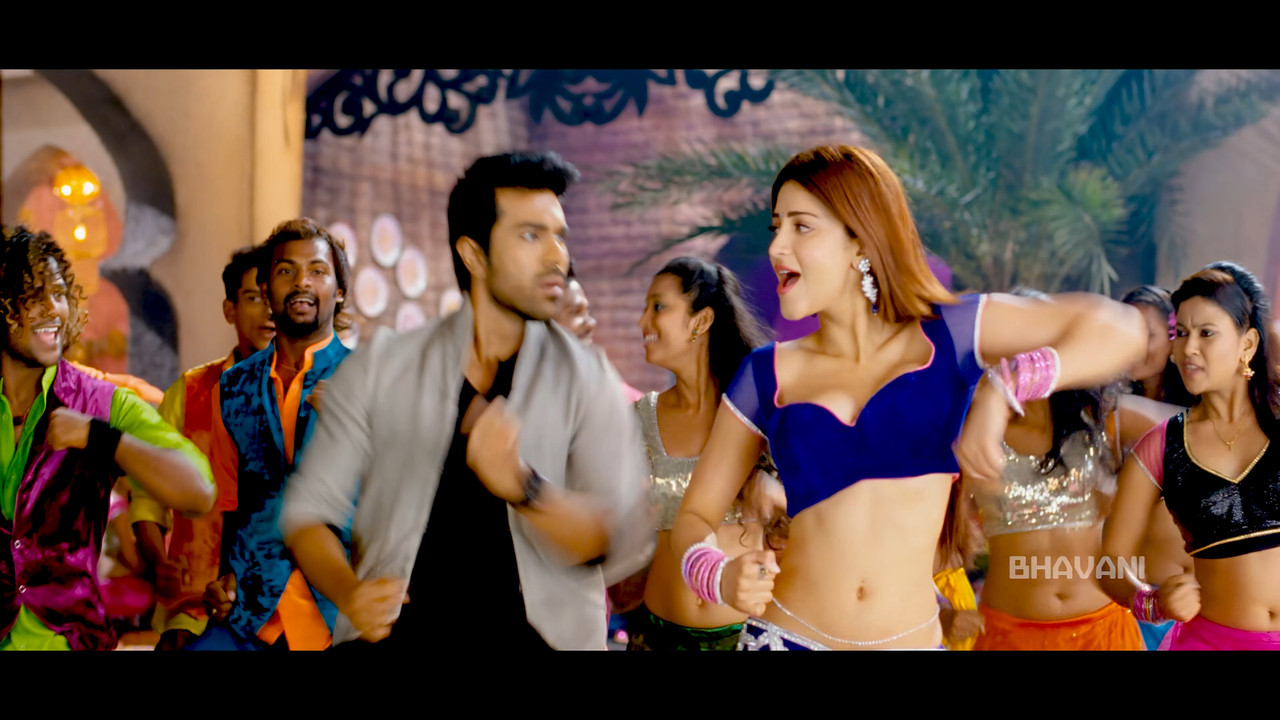 Shruti Haasan From Yevadu Hot Song 4K.mp4_snapshot_00.48.514