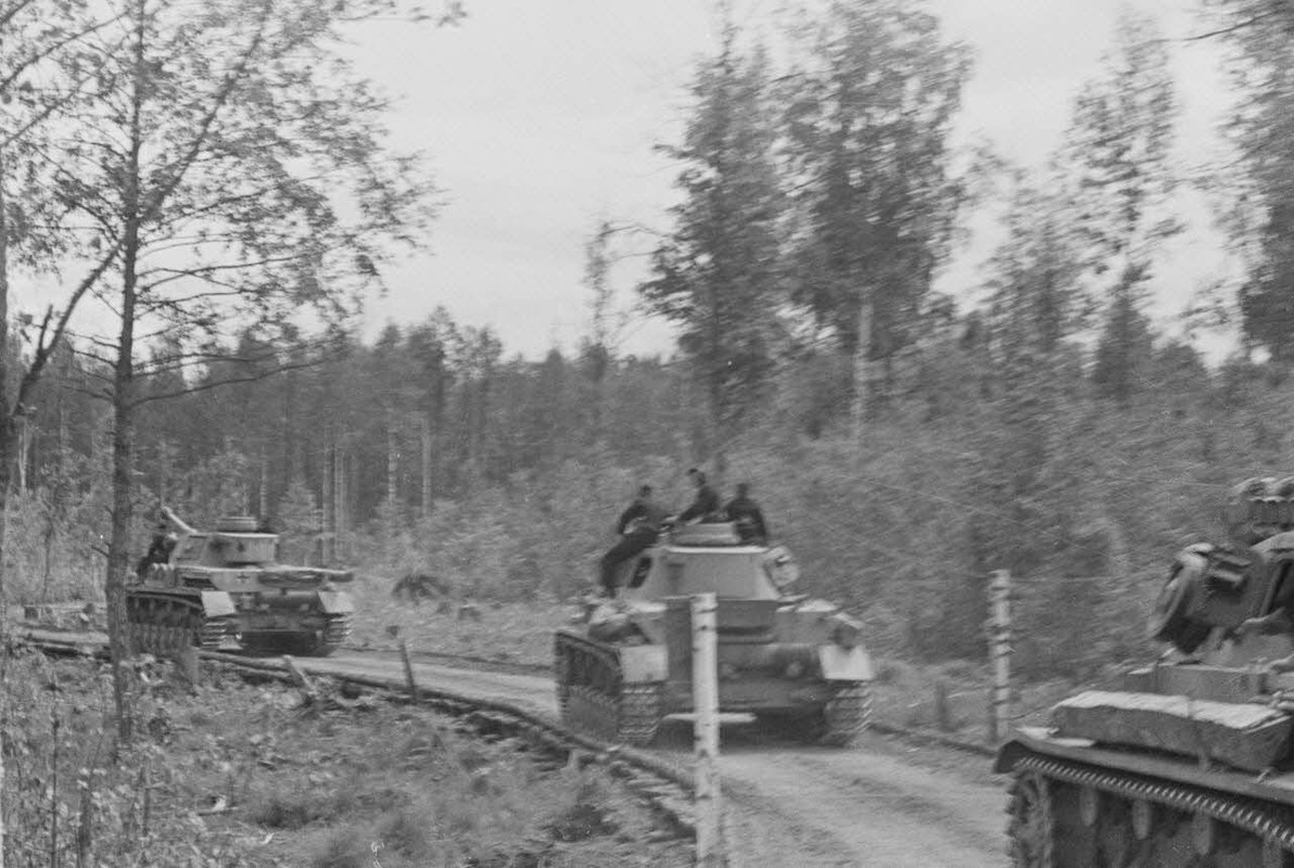 Des blindés Panzer III et Panzer IV.1