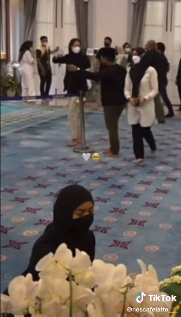 Nabila tertangkap kamera duduk di hadapan peti jenazah Eril
