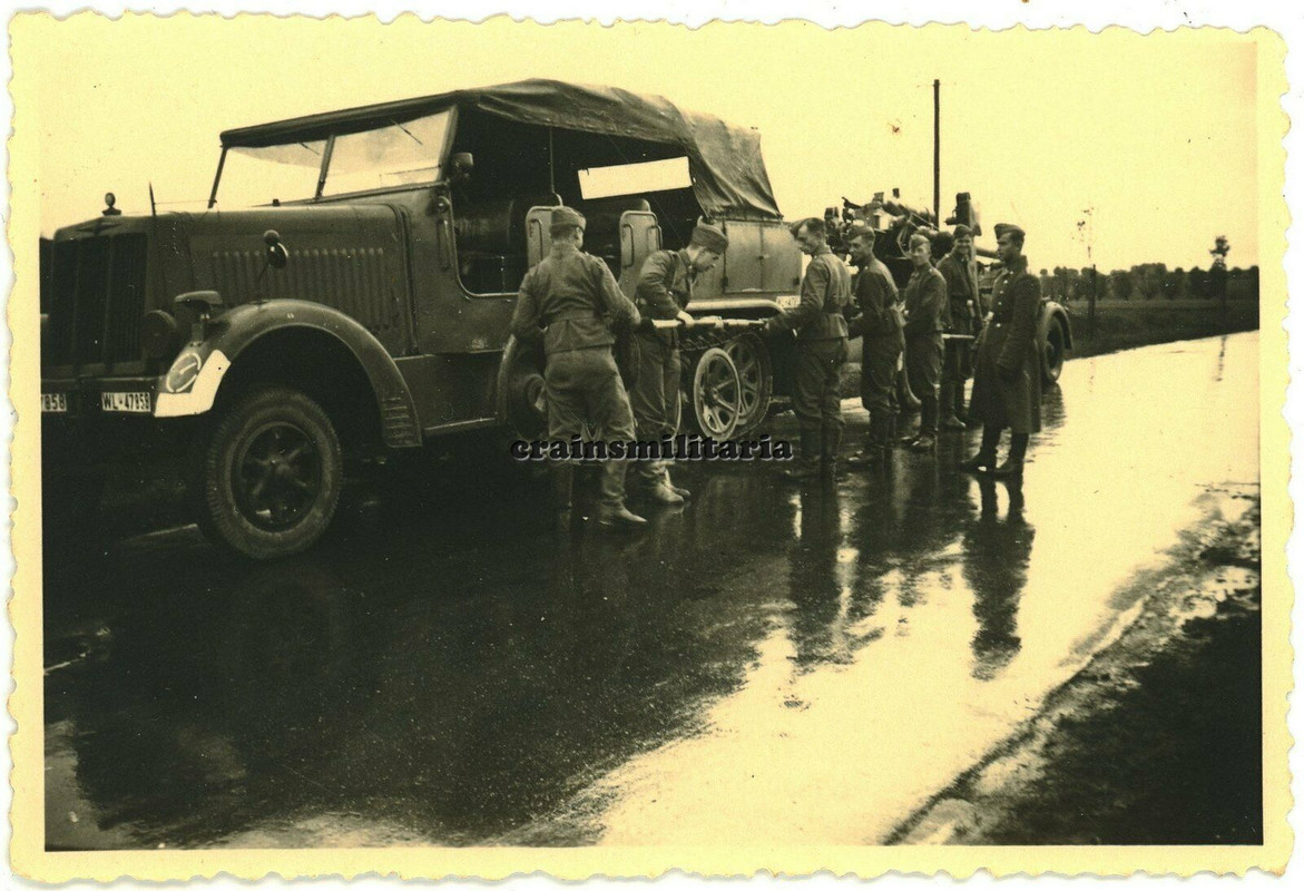 Orig. Foto Flak Soldaten bei SdKfz Halbkette m. Wappen Geschütz
