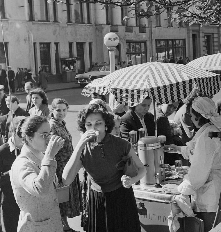 89 Продажа газированной воды в Москве, 1958 год