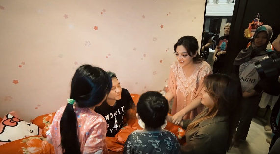 Anang dibangunkan untuk meniup lilin yang telah disiapkan untuknya