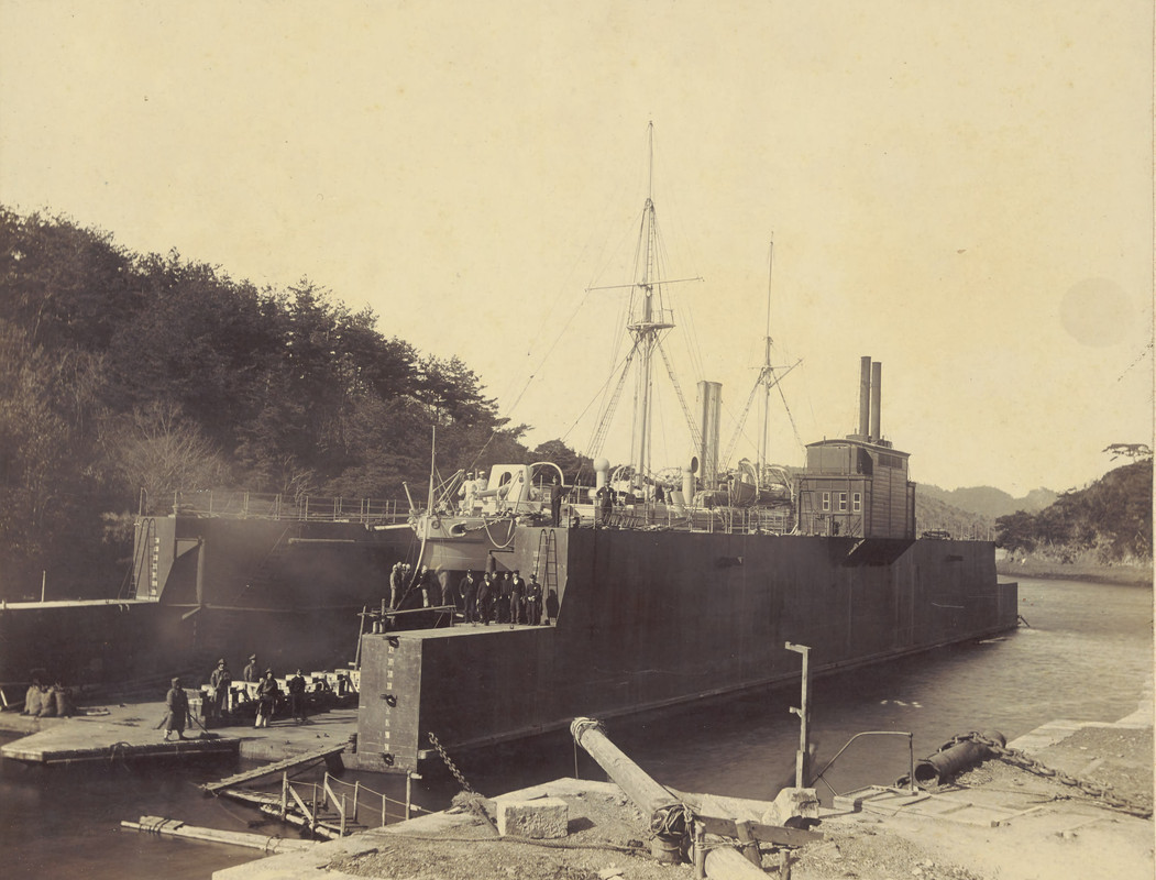 Вид на причал военного корабля Майя