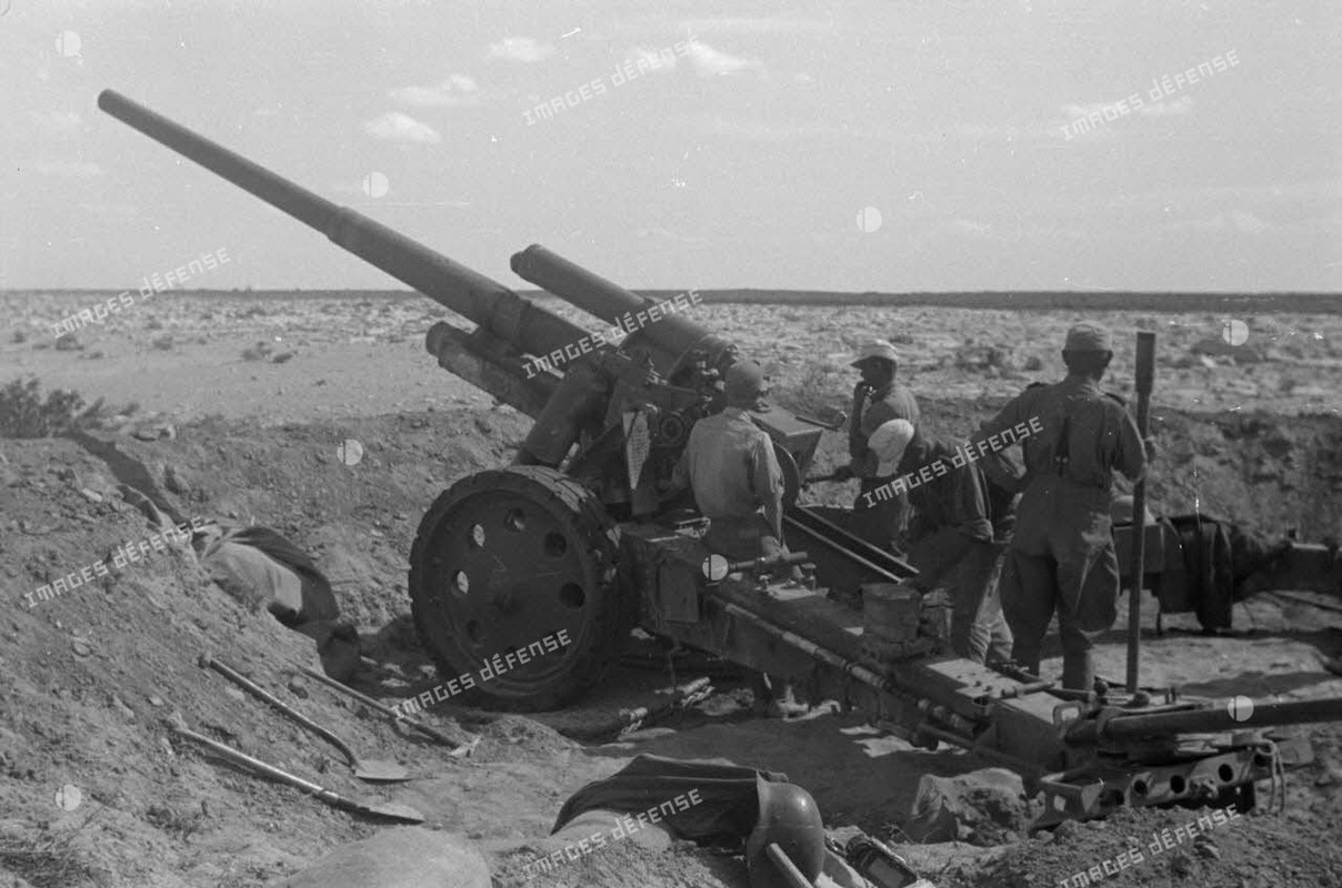 Une batterie de canons sFH-18 de 15 cm règle son tir pour soutenir les blindés.