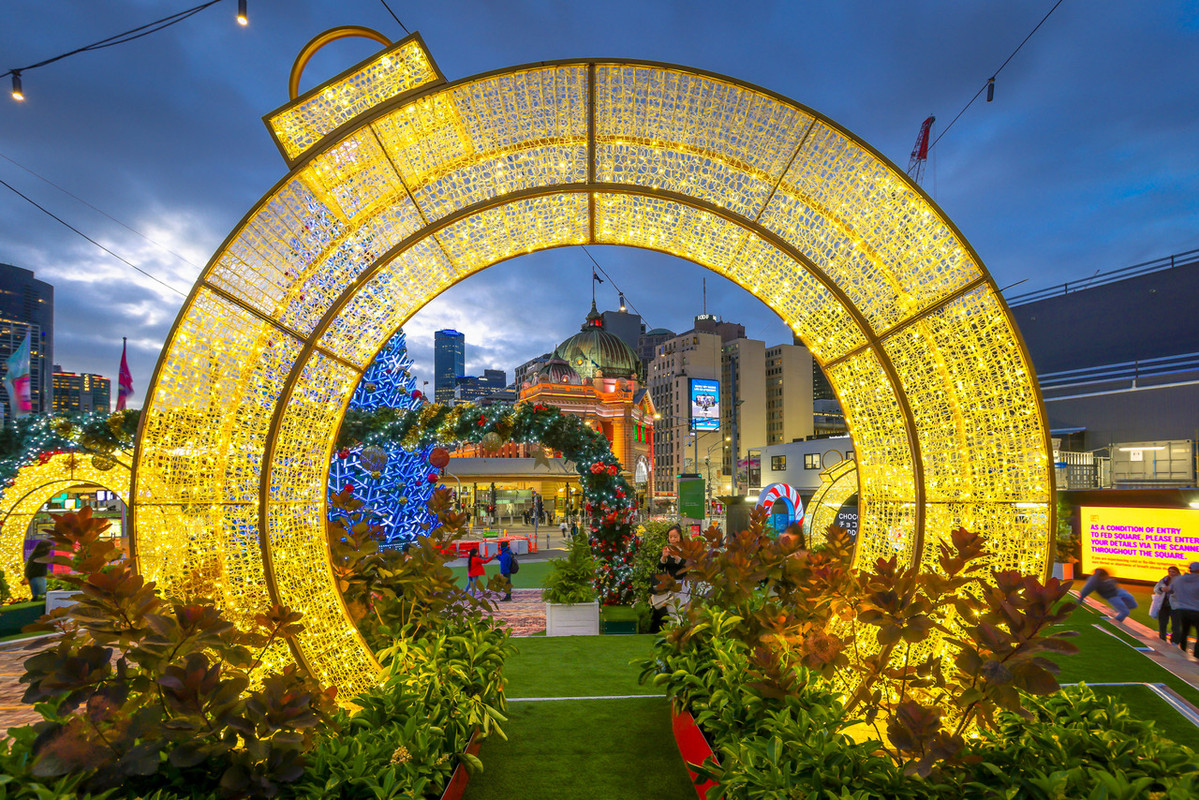 yellow-xmas-arch.jpg