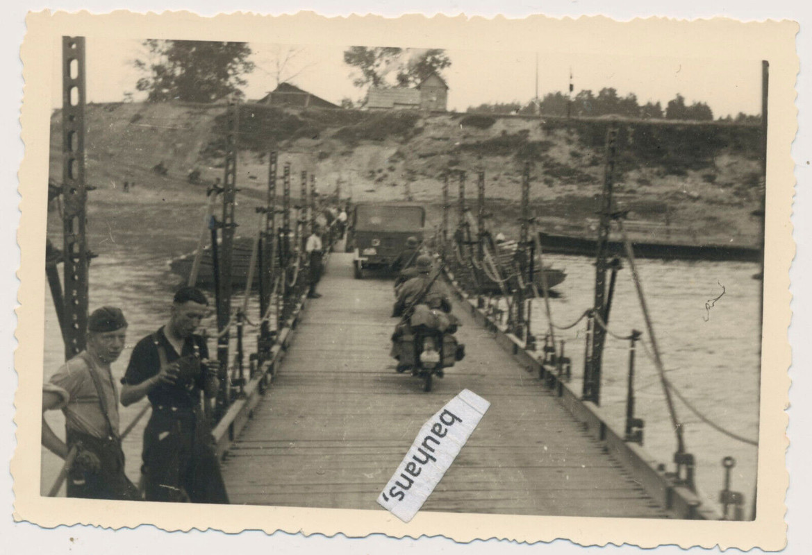 Foto Wehrmacht, Brückenüberquerung Motorrad, Kfz