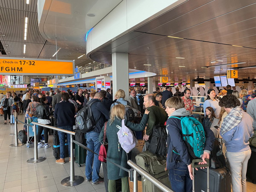 Incredibile all’Aeroporto di Amsterdam per mancanza di personale