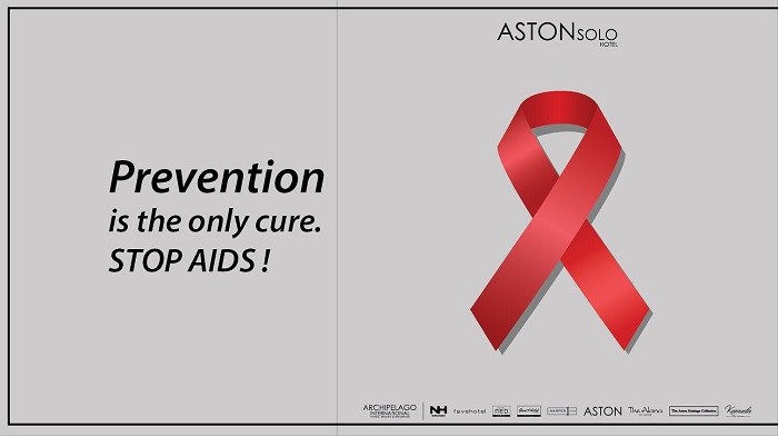 Peringati Hari AIDS, Staff Aston Solo Hotel Pasang Pita Merah dan Bagikan kepada Tamu